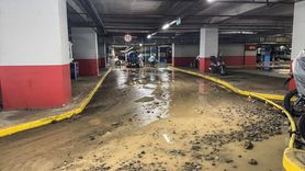 Kadıköy'de Su Borusu Patladı: Alışveriş Merkezinin Otoparkı Suyun İçinde Kaldı
