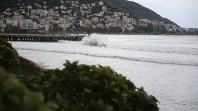 Karadeniz'de Şiddetli Rüzgar Dalgaları 4 Metreye Ulaştırdı