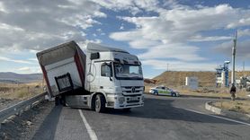 Kars-Ardahan Yolunda Tır Devrildi