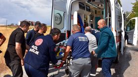 Kırıkkale'de Çöp Kamyonu Elektrik Direğine Çarptı, İki Görevli Yaralandı