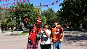 Örümcek Adam Kostümüyle Türkiye'yi Gezen Genç