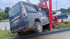 Samsun'da Akaryakıt İstasyonu Tabelasına Çarpan Araçta Üç Kişi Yaralandı