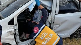 Sivas'ta İki Otomobilin Çarpışması Sonucu 3 Yaralı