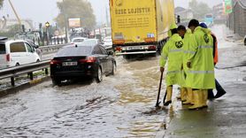 Trabzon'da Sağanak Yağış Trafiği Aksattı