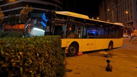 Ümraniye'de İETT Otobüsü ile Otomobil Çarpıştı: 2 Yaralı