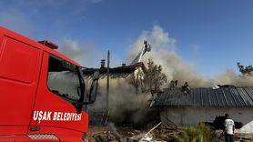 Uşak'ta Yangın: 2 Katlı Ev ve Ahır Küller İçinde Kaldı