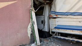 Üsküdar'da Kamyonet İş Yerine Çarptı