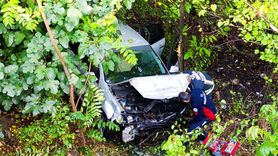 Amasya'da Otomobil Bahçeye Devrildi: 4 Yaralı