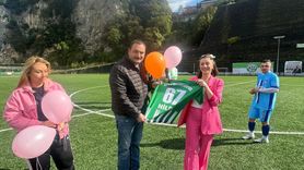 Amatör Lig Maçında Kanseri Yenen Kadına Destek Gösterildi