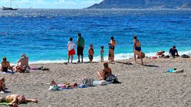 Antalya'da Güneşli Hava, Sahillerde Yoğun Kalabalık Oluşturdu