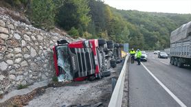 Bursa'da Hayvan Yemi Yüklü Tırın Devrilmesi: 2 Yaralı