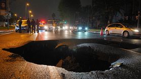 Fatih'te Sağanak Nedeniyle Yol Çöktü