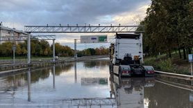 İstanbul'da Sağanak Yağış Sonrası Su Birikintileri Trafiği Olumsuz Etkiledi