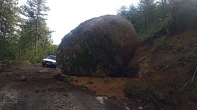 Kütahya'da Deprem Sonrası Yolda Kaya Düşmesi