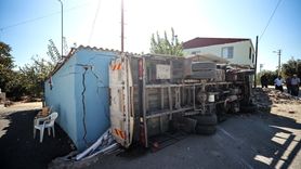 Mersin'de Kamyon Deponun Duvarına Çarptı, İki Kişi Yaralandı