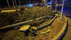 Mersin'de Kavşakta Kaza: Otomobil Direklere Çarptı