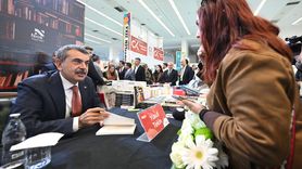 Milli Eğitim Bakanı Tekin, 22. Ankara Kitap Fuarı'nda Kitaplarını İmzaladı
