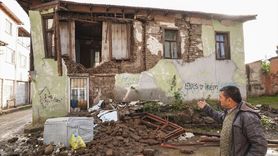 Sındırgı'da Deprem Sonrası Enkaz Kaldırma Çalışmaları Başladı