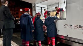 Türk Kızılay Sındırgı'da Depremzedelere Beslenme Desteği Sunuyor