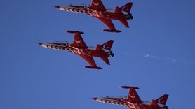 Türk Yıldızları Bandırma'da Gösteri Uçuşu Gerçekleştirdi