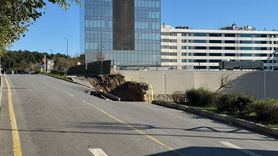 Ümraniye'de İstinat Duvarı Yıkıldı: Yol Çöktü