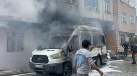 Vezirköprü'de Park Halindeki Minibüs Yangını Ev ve İş Yerine Sıçradı