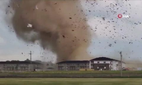 ABD'de Hortum Etkili Oldu: Evlerin Çatıları Uçtu, 1 Kişi Hayatını Kaybetti