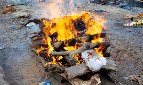 Odisha'da Cenazedeki İnsan Eti Yiyen İki Kişi Gözaltına Alındı