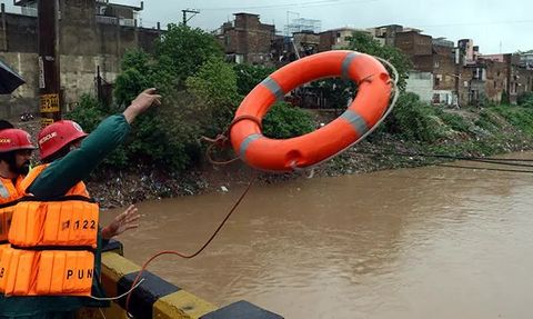 Pakistan'da Muson Yağışları Hayatı Felç Etti