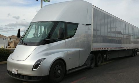 Tesla Semi: Elektrikli Kamyonun Performansı Dikkat Çekiyor