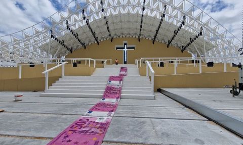 Portekizli Sokak Sanatçısı Papa'nın Ziyaretini Protesto Etti