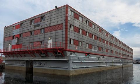 İngiltere'ye Manş Denizi üzerinden gelen mültecilerin yerleştirileceği yüzer kamp yangın tehlikesiyle karşı karşıya