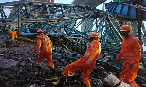 Hindistan'da Köprü İnşaatında Vincin Devrilmesi Sonucu 17 İşçi Hayatını Kaybetti