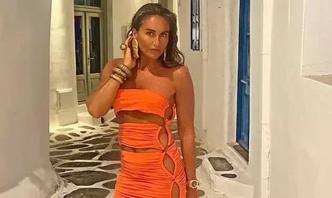 Eda Taşpınar İspanya Tatilinde Üstsüz Güneşlendi