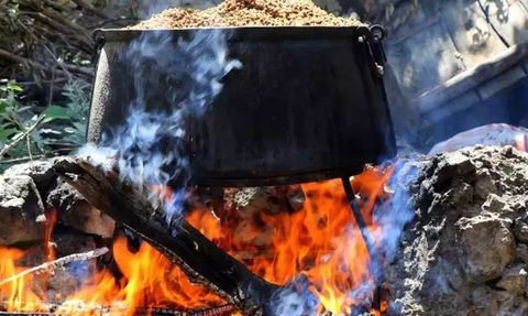 Yüzyıllardır süren geleneksel yöntemlerle pekmez yapımı