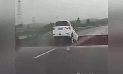 Aşırı Yağışlar Sonucu Yol Yarıldı, Araç Düştü!