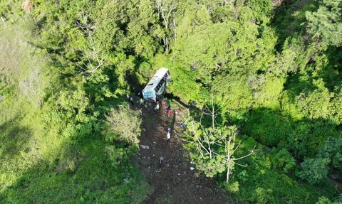 Yolcu Otobüsü Uçuruma Yuvarlandı: 18 Ölü