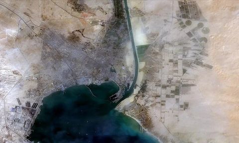 Süveyş Kanalı'nda Römorkör ve Petrol Tankeri Çarpışması