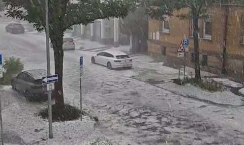Almanya’yı Dolu Vurdu, Yollar Kar Küreme Araçlarıyla Temizlendi