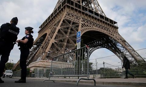Paris'teki Eyfel Kulesi Bomba İhbarı Nedeniyle Tahliye Edildi