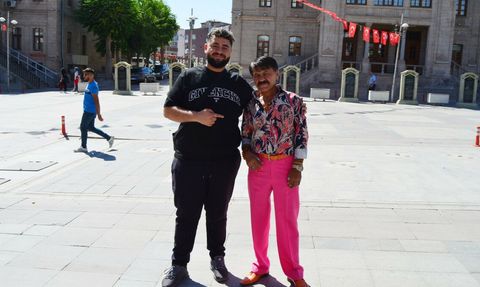 Modacı Kadir: Renkli Kıyafetlerin Tutkunu