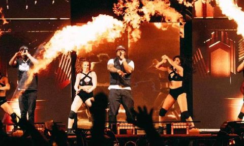 Ünlü Şarkıcı Sıcak Hava Nedeniyle Konserini Erteledi