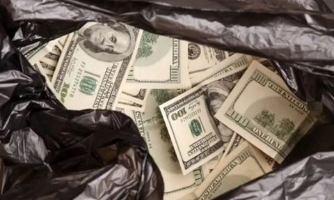 ABD'de Parkta Para Dolu Çanta Bulan Adam Tutuklandı