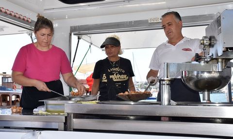 Yonca Evcimik, Anne ve Babası İçin Lokma Döktürdü