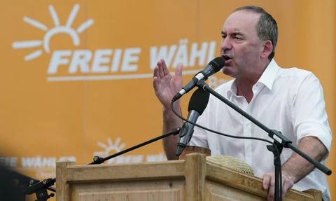 Almanya'da Bavyera Eyalet Valisi Markus Soeder, Yardımcısını Görevden Almayacak