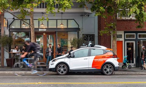 ABD'nin San Francisco Şehrinde Robot Taksiler Ambulansın Geçişini Engelledi