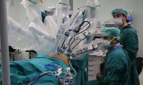 İmkansız Denilen Ameliyatı Robot Doktor Yaptı: Hastayı Hayata Döndürdü!