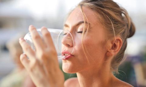 Çok Su İçmek Öldürür Mü? Günde Kaç Litre Su İçmek Gerek? Su Zehirlenmesi Nedir?