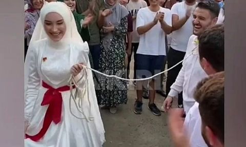 Gelinin Damada Tasma Takması Yeni Bir Düğün Adeti Mi?