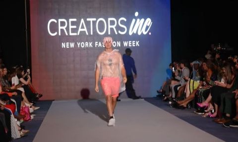 Çöp Poşeti Giyip Yürüdü: Kimse Şaka Olduğunu Anlamadı